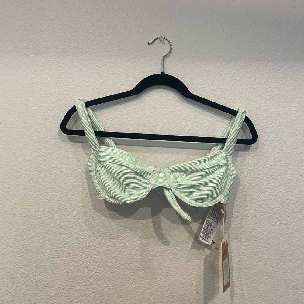 🆕 NWT BILLABING green and white floral underwire bikini top